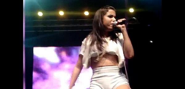  Anitta  de Shortinho e sem calcinha no show